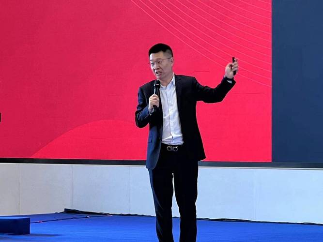 万水波战略咨询:"一指穿心,三足鼎立"的产品战略攻守之